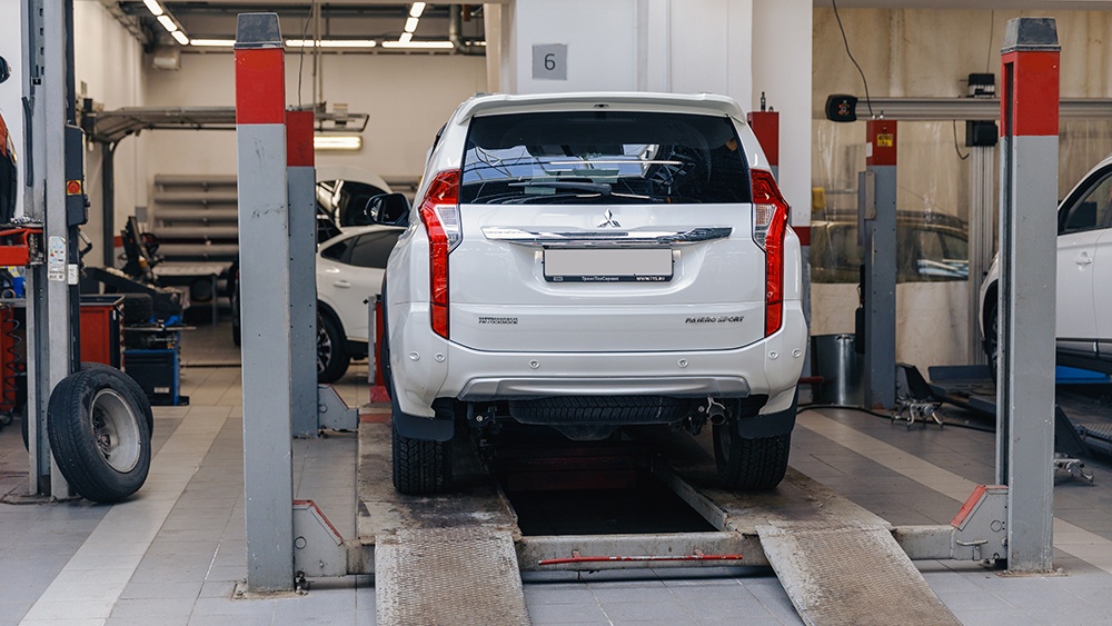 Редмоторс минск. Автосервис митсубиси. Красивый автосервис в японии. Японская автомастерская. Сервисный центр мицубиси.